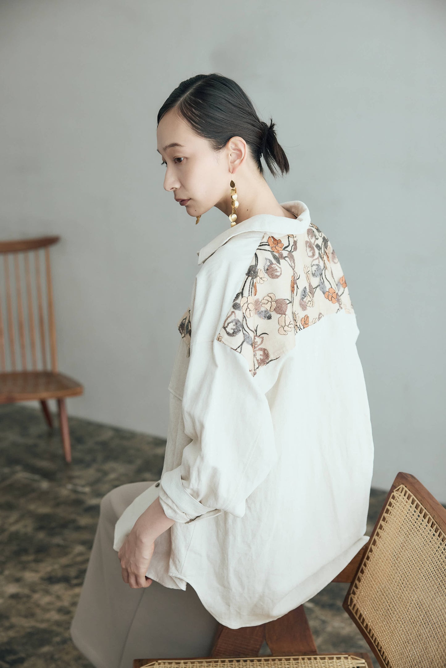 スパンコール刺繍デニムシャツ（アイボリー）